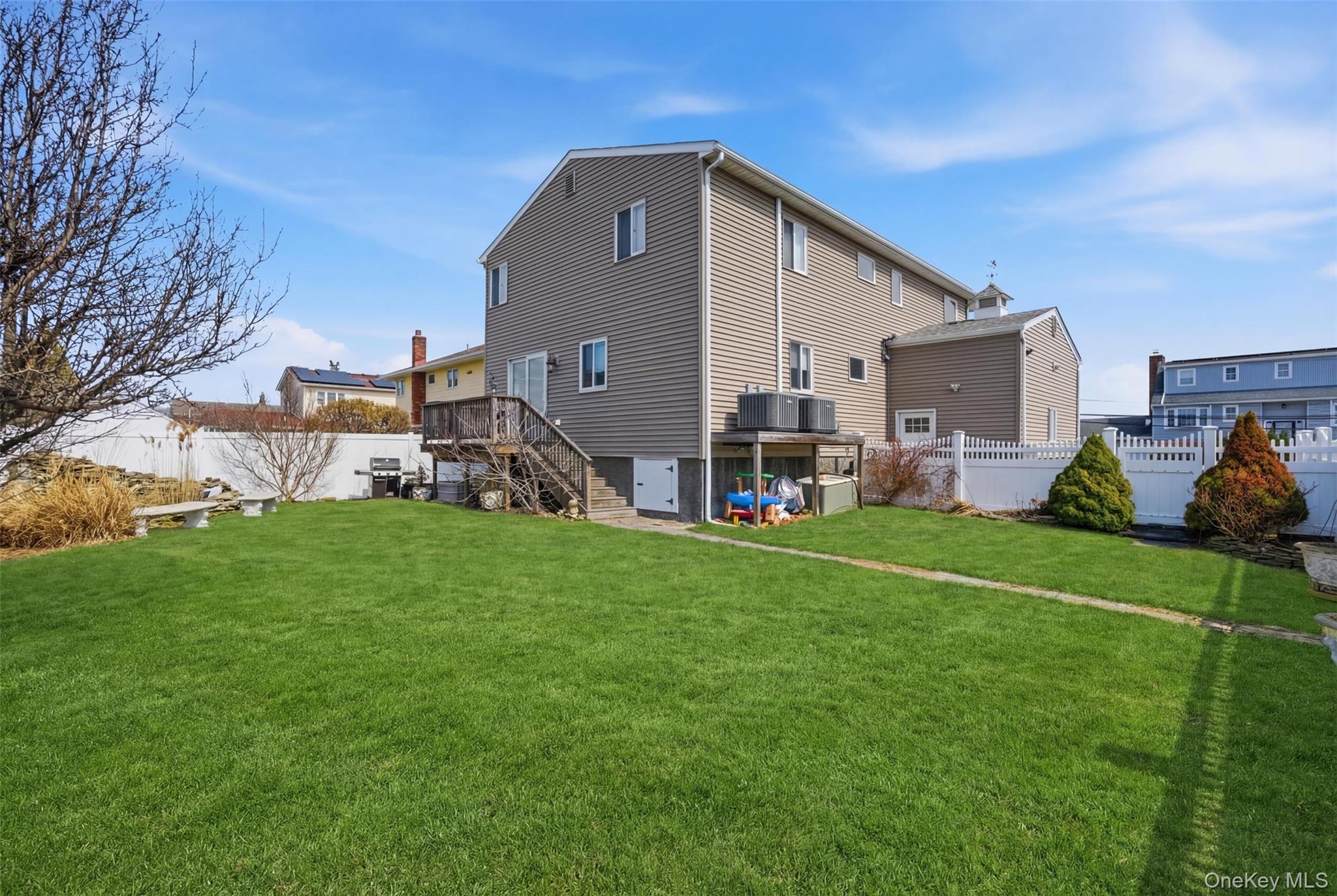 184 Inlet Drive Lindenhurst, NY 11757 - Photo 23 of 32