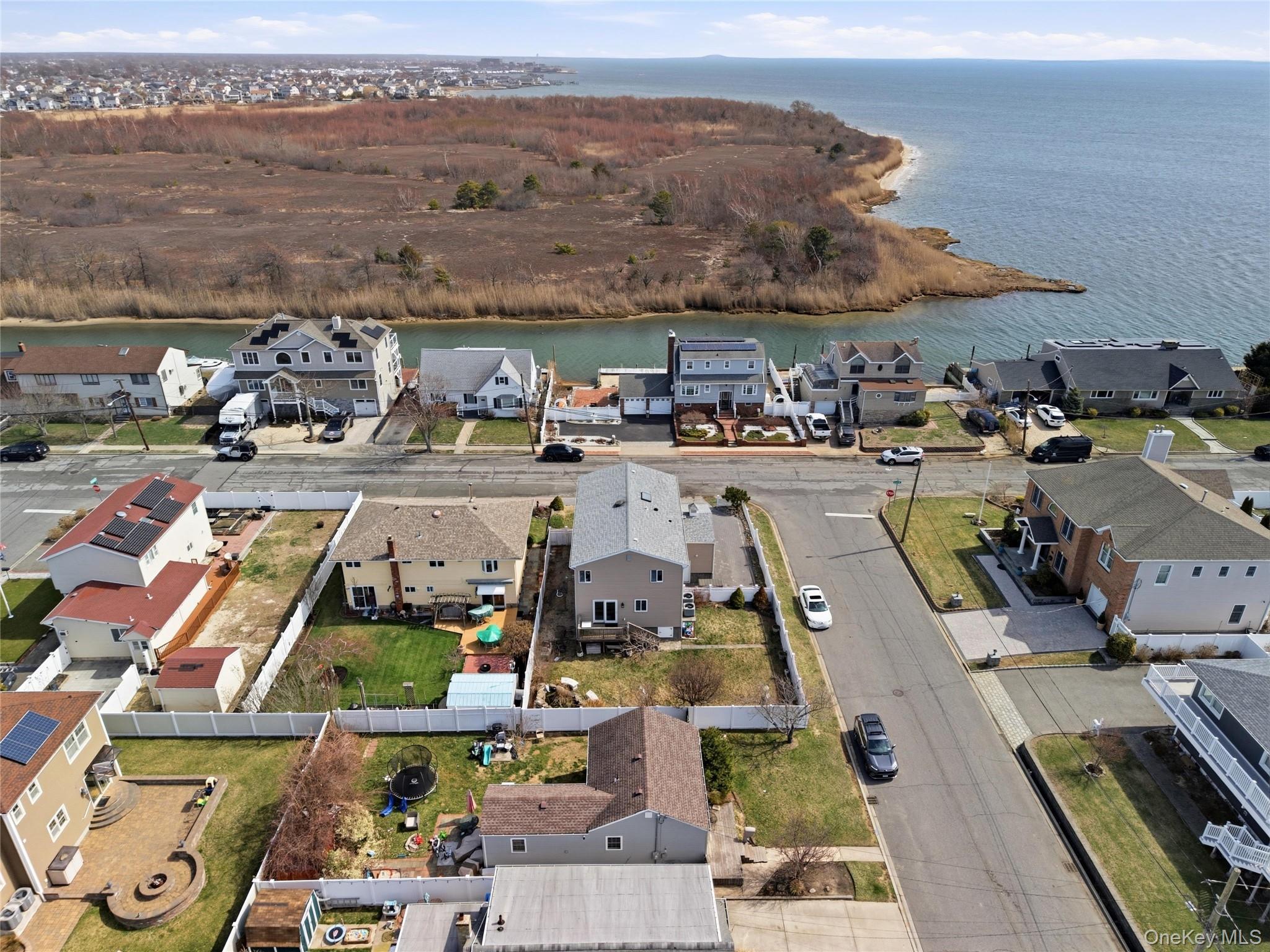 184 Inlet Drive Lindenhurst, NY 11757 - Photo 26 of 32