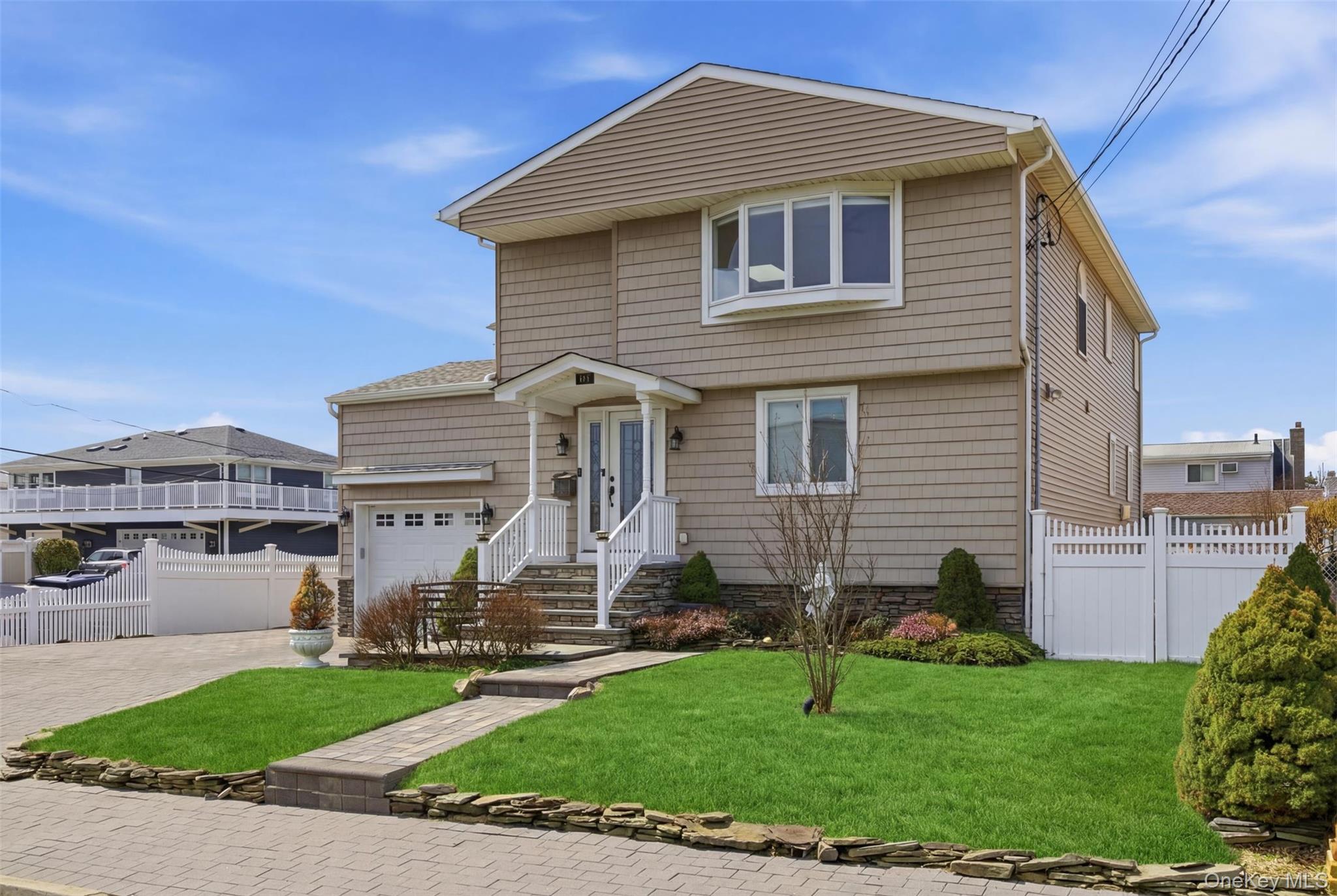 184 Inlet Drive Lindenhurst, NY 11757 - Photo 3 of 32