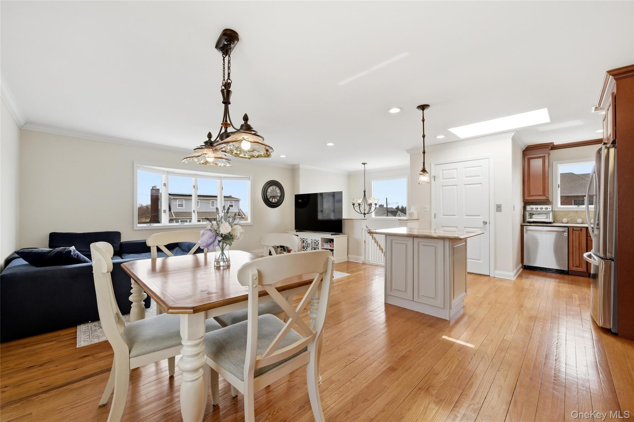 184 Inlet Drive Lindenhurst, NY 11757 - Photo 5 of 32