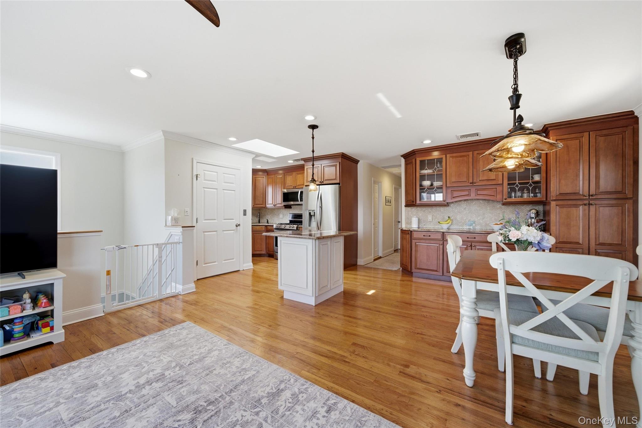 184 Inlet Drive Lindenhurst, NY 11757 - Photo 7 of 32