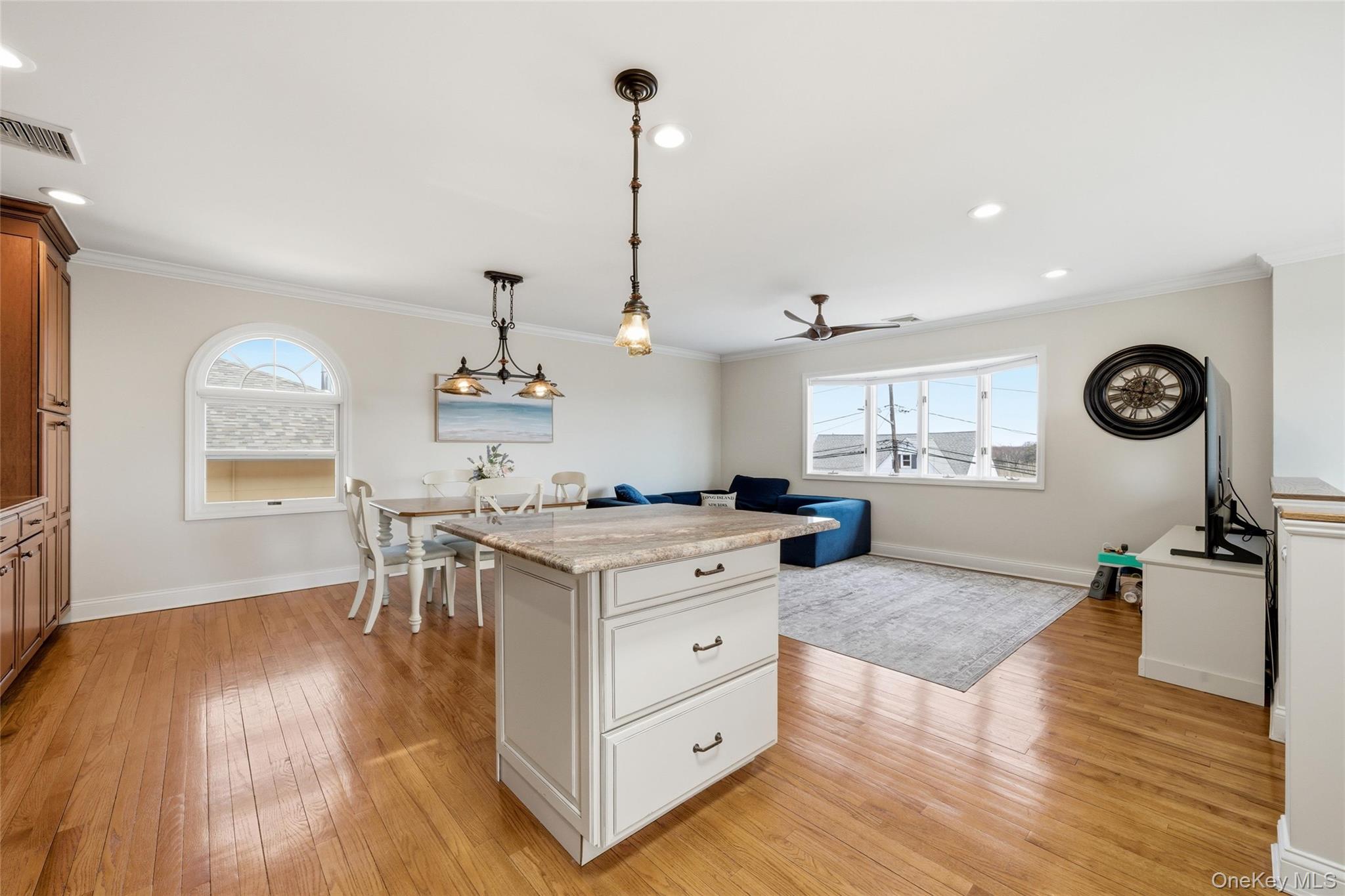 184 Inlet Drive Lindenhurst, NY 11757 - Photo 8 of 32