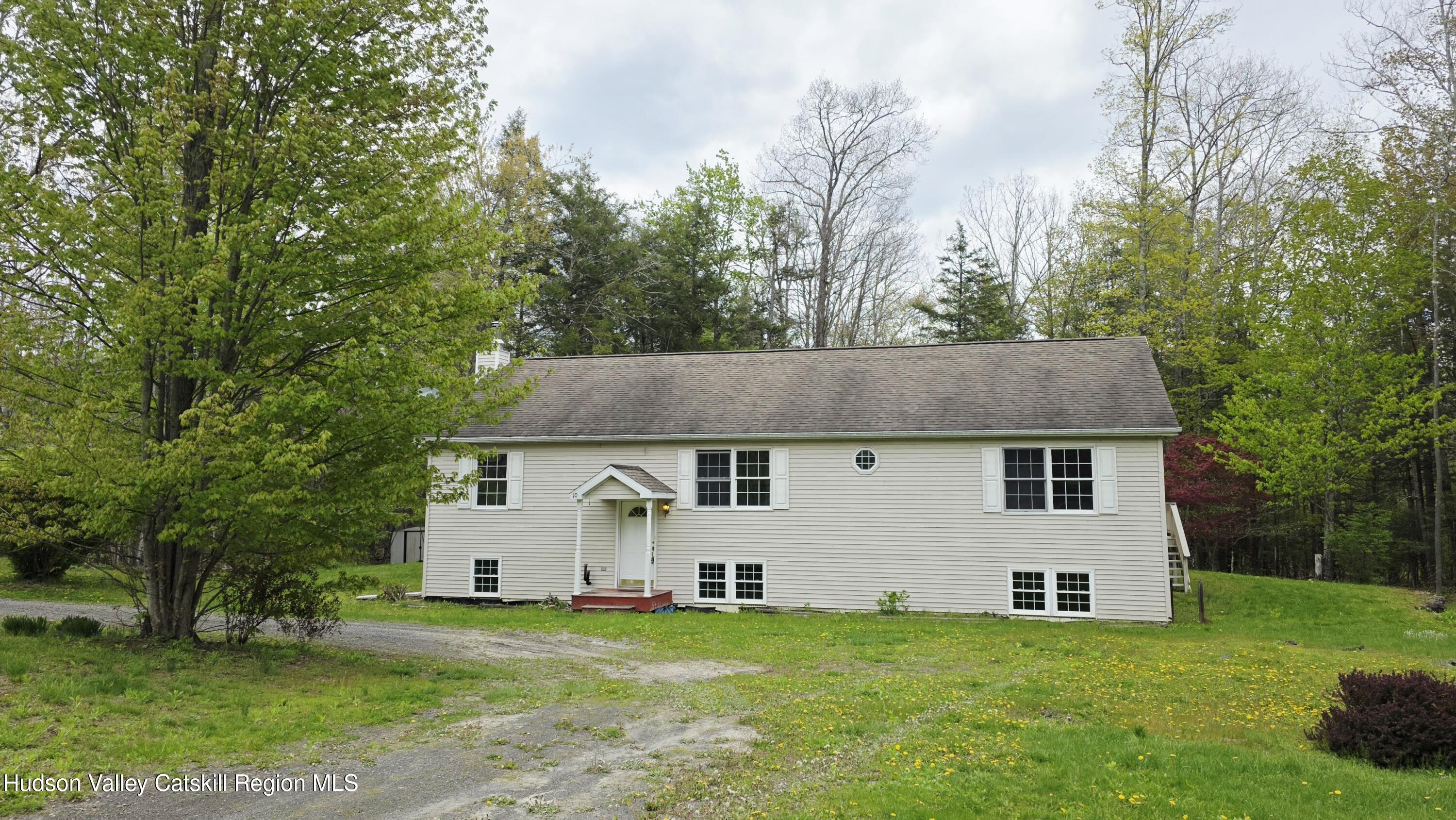 a view of a house with a backyard