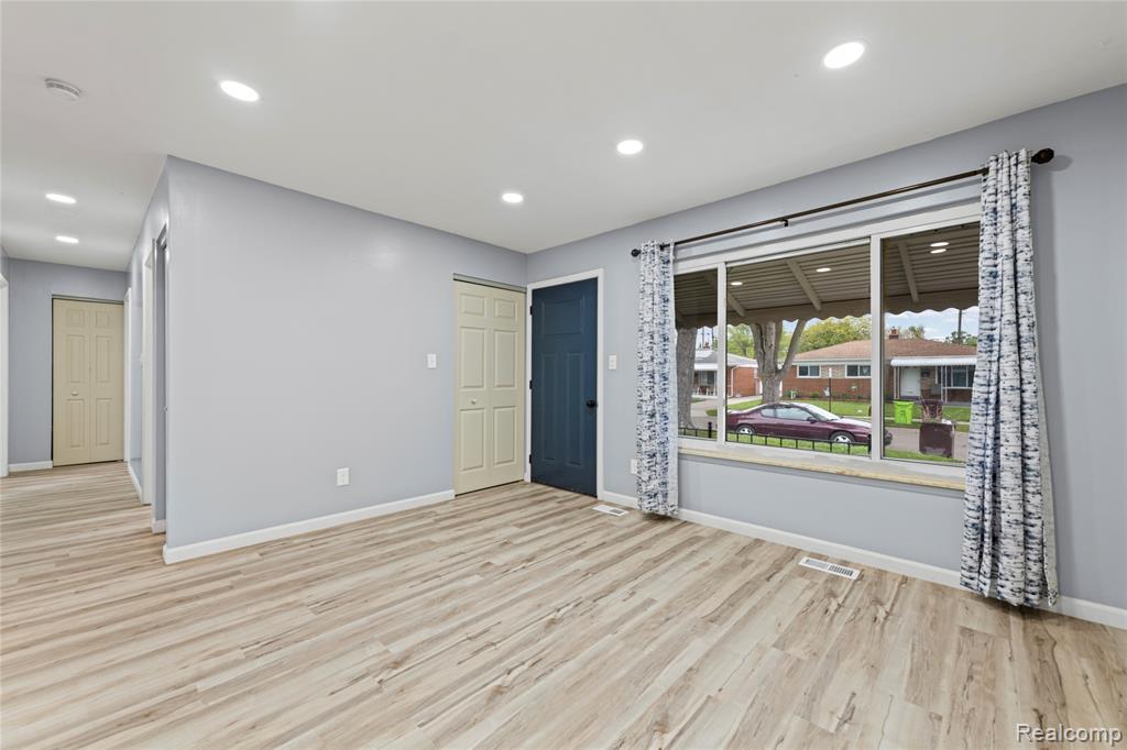 7218 Superior Street Center Line, MI 48015 - Photo 7 of 27