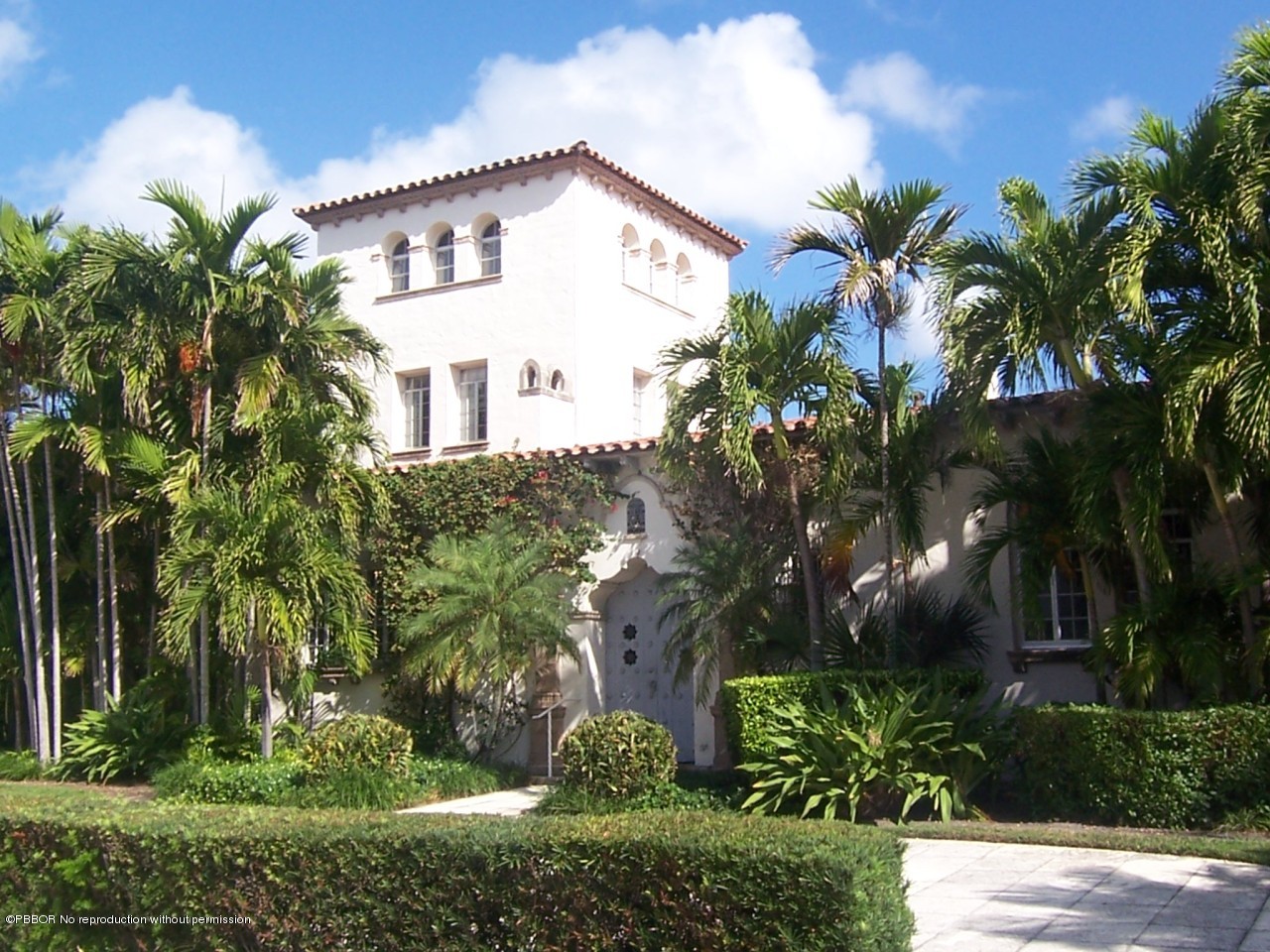 79 Middle Road Palm Beach, FL 33480 - Photo 5 of 24 a front view of a house with a yard