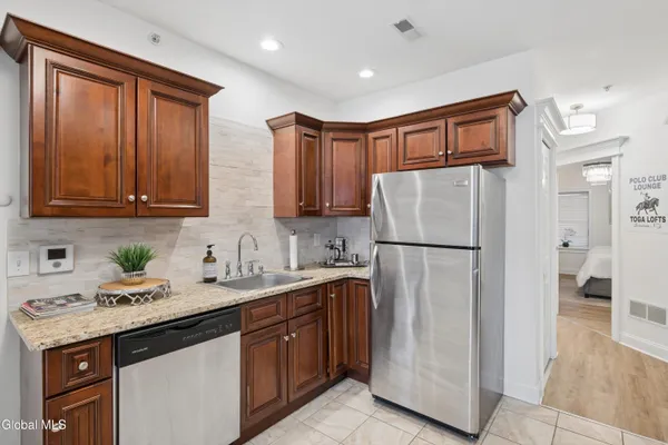 $2,800 | 425 Broadway, Unit 2, Saratoga Springs, NY 12866