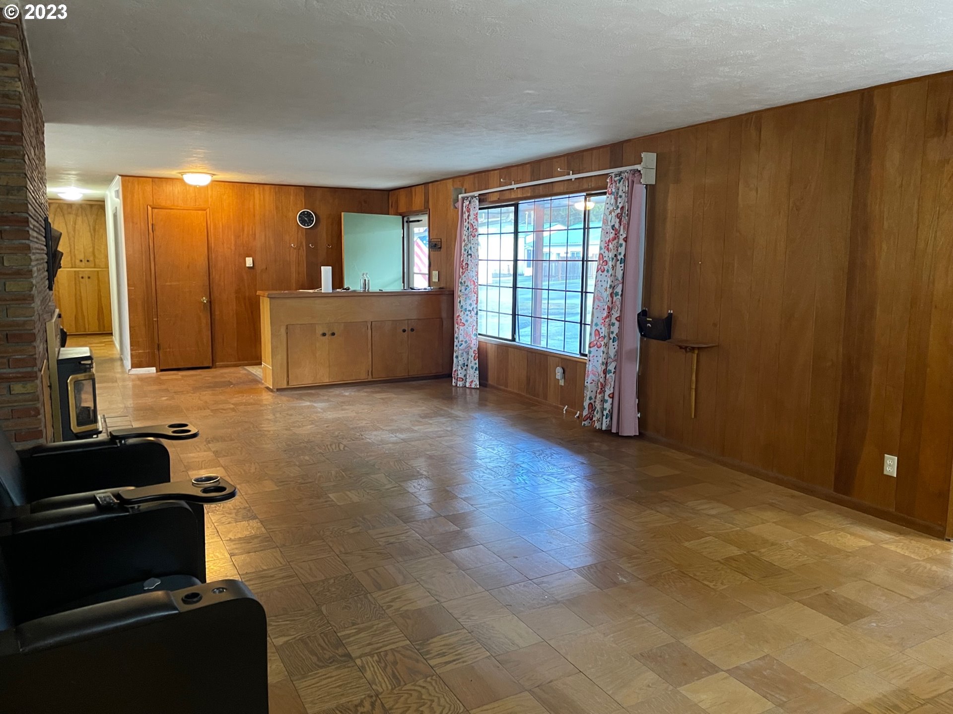 3010 Morris Place Reedsport, OR 97467 - Photo 10 of 32 Living Room/Entrance