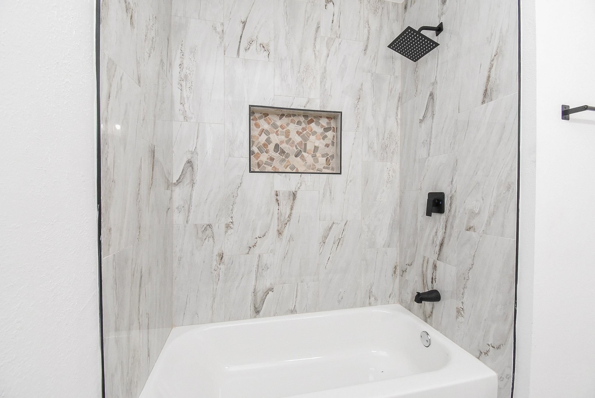 514 Peach Spring Drive Houston, TX 77037 - Photo 19 of 27 a bathroom with a bathtub