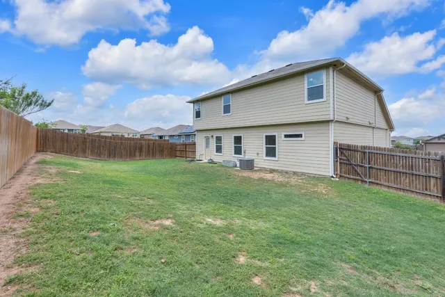 a view of a house with backyard
