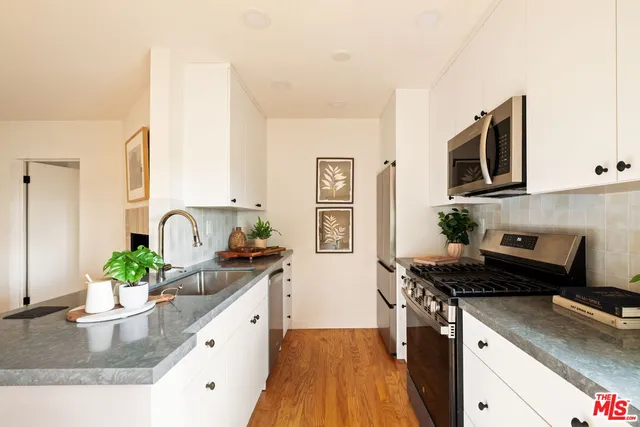 $965,000 | 302 Ashland Avenue, Unit 201, Santa Monica, CA 90405