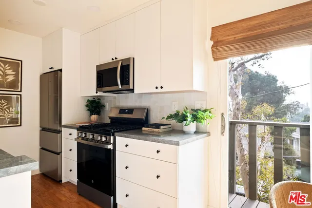 $965,000 | 302 Ashland Avenue, Unit 201, Santa Monica, CA 90405