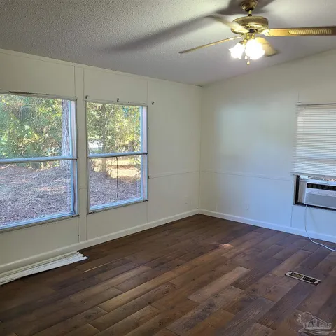 $1,195 | 1111 Mills Avenue, Pensacola, FL 32507