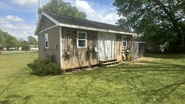 a view of a house with backyard