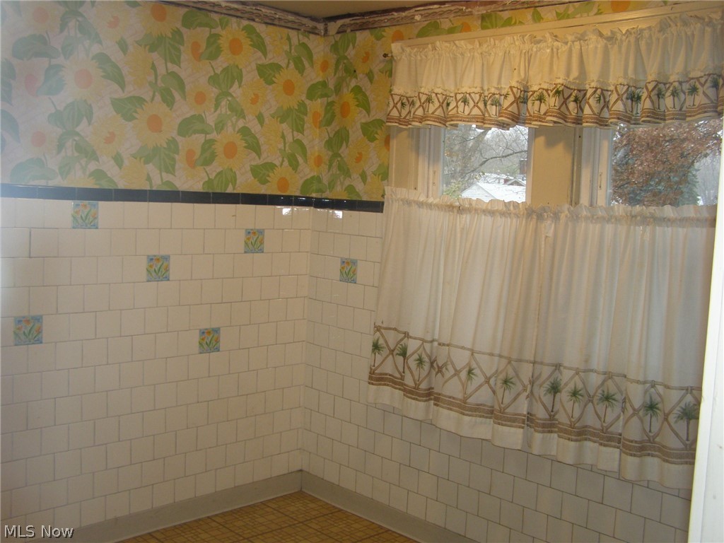 4547 Telhurst Road Cleveland, OH 44121 - Photo 11 of 25
