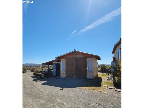a view of a yard with a tree