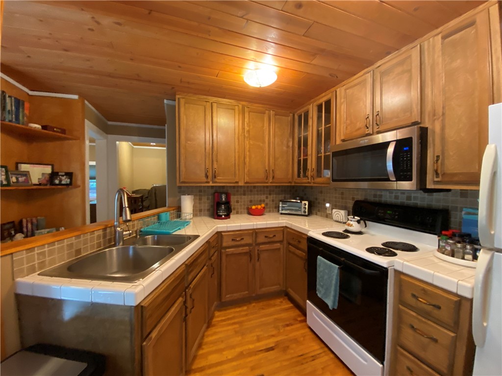 96837 Chester Road Yulee, FL 32097 - Photo 6 of 14 a kitchen that has a sink and a stove top oven