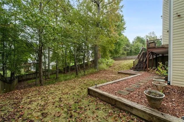 a picture of a book shelf