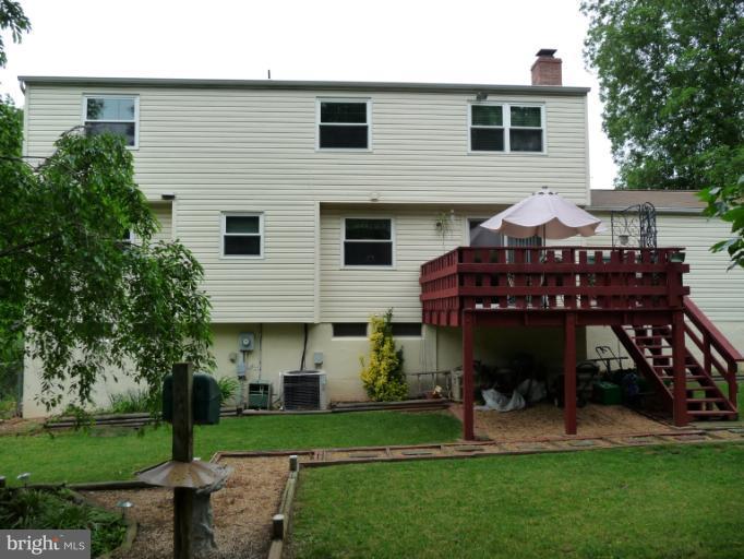 8210 Oakglen Road Manassas, VA 20110 - Photo 11 of 30 Exterior (Rear)