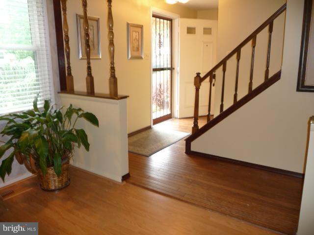 8210 Oakglen Road Manassas, VA 20110 - Photo 12 of 30 Foyer