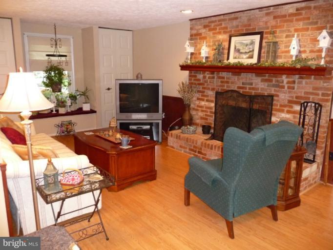 8210 Oakglen Road Manassas, VA 20110 - Photo 17 of 30 Family Room