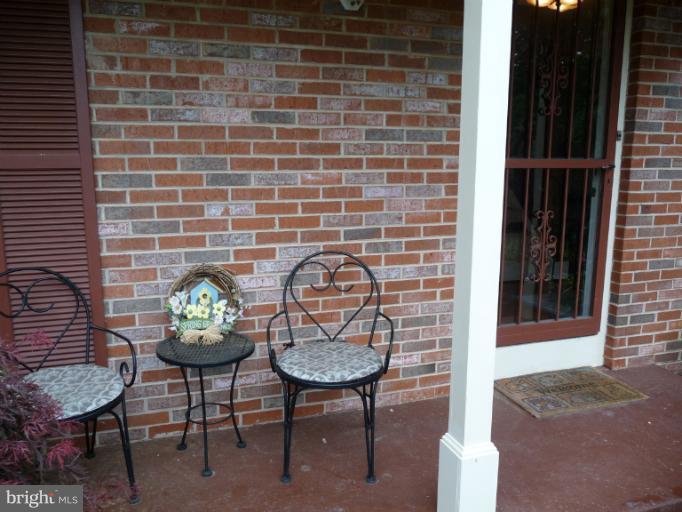 8210 Oakglen Road Manassas, VA 20110 - Photo 23 of 30 Exterior (Front)