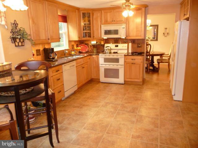 8210 Oakglen Road Manassas, VA 20110 - Photo 24 of 30 Kitchen