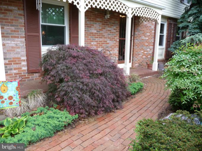8210 Oakglen Road Manassas, VA 20110 - Photo 6 of 30 Exterior (Front)