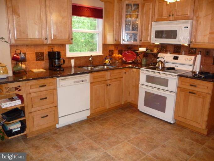 8210 Oakglen Road Manassas, VA 20110 - Photo 9 of 30 Kitchen