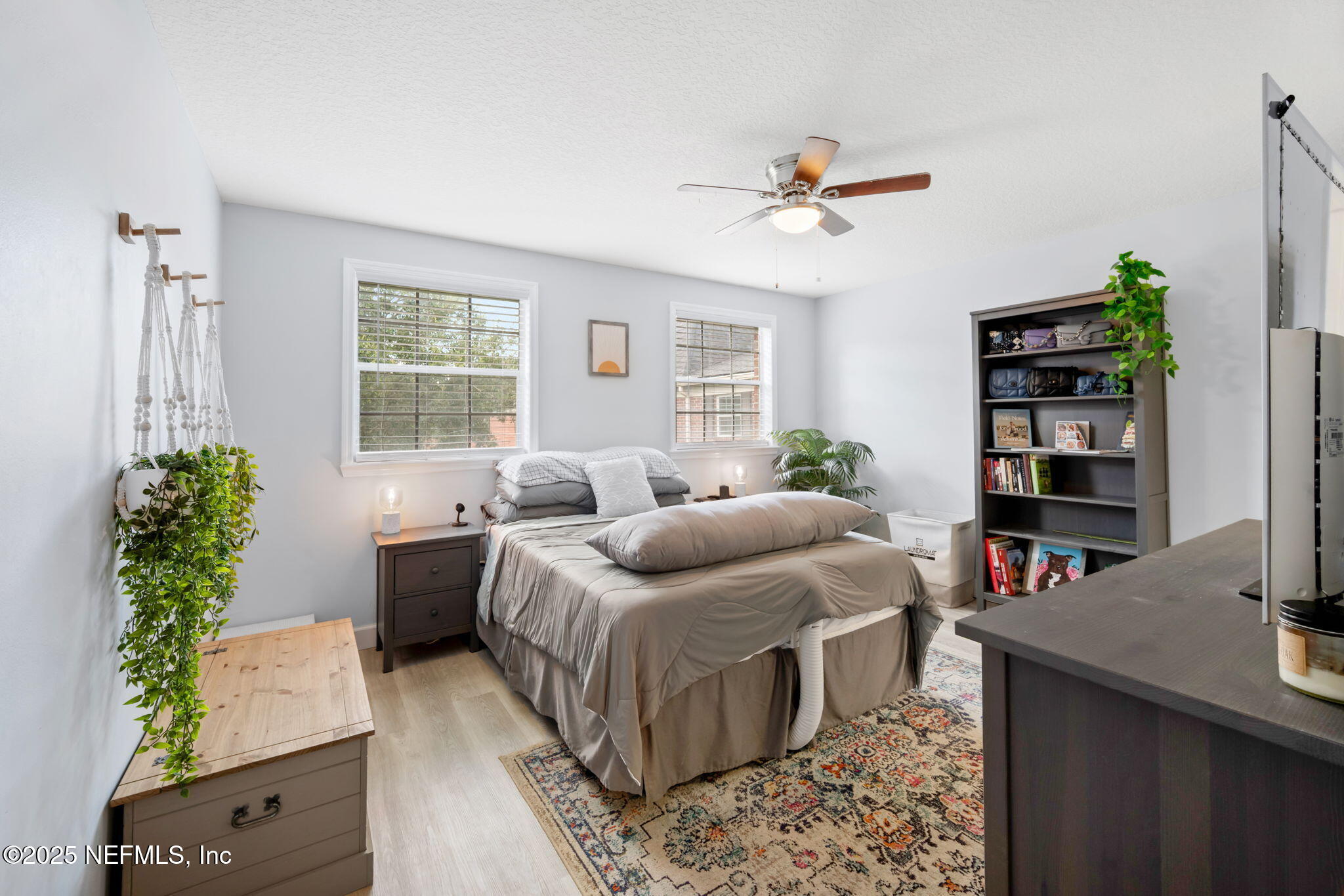 4915 Baymeadows Road, Unit 8H Jacksonville, FL 32217 - Photo 11 of 20 a living room with furniture and a potted plant