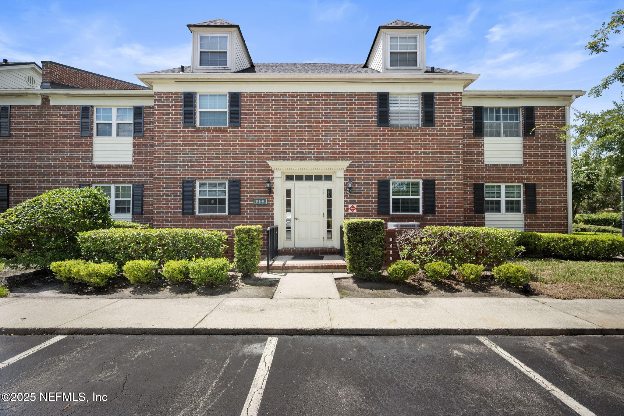 4915 Baymeadows Road, Unit 8H Jacksonville, FL 32217 - Photo 2 of 20 a front view of a house with a yard