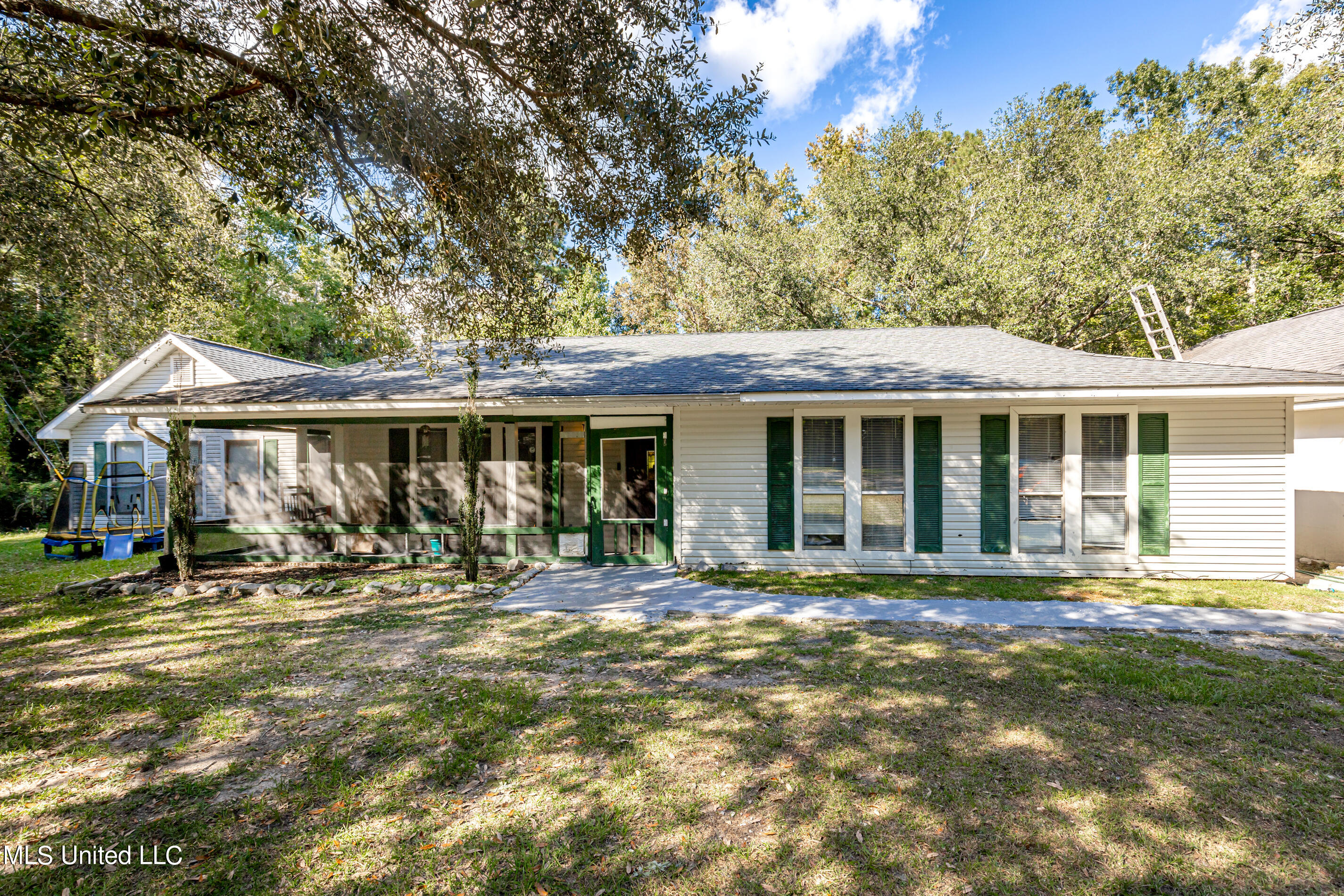 2437 Ellis Merchant Road Moss Point, MS 39562 - Photo 4 of 61 IMG_5747