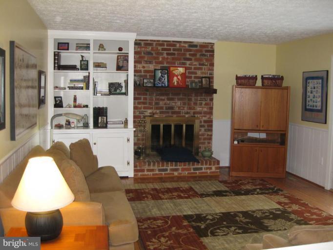 1962 Barton Hill Road Reston, VA 20191 - Photo 3 of 20 Family Room