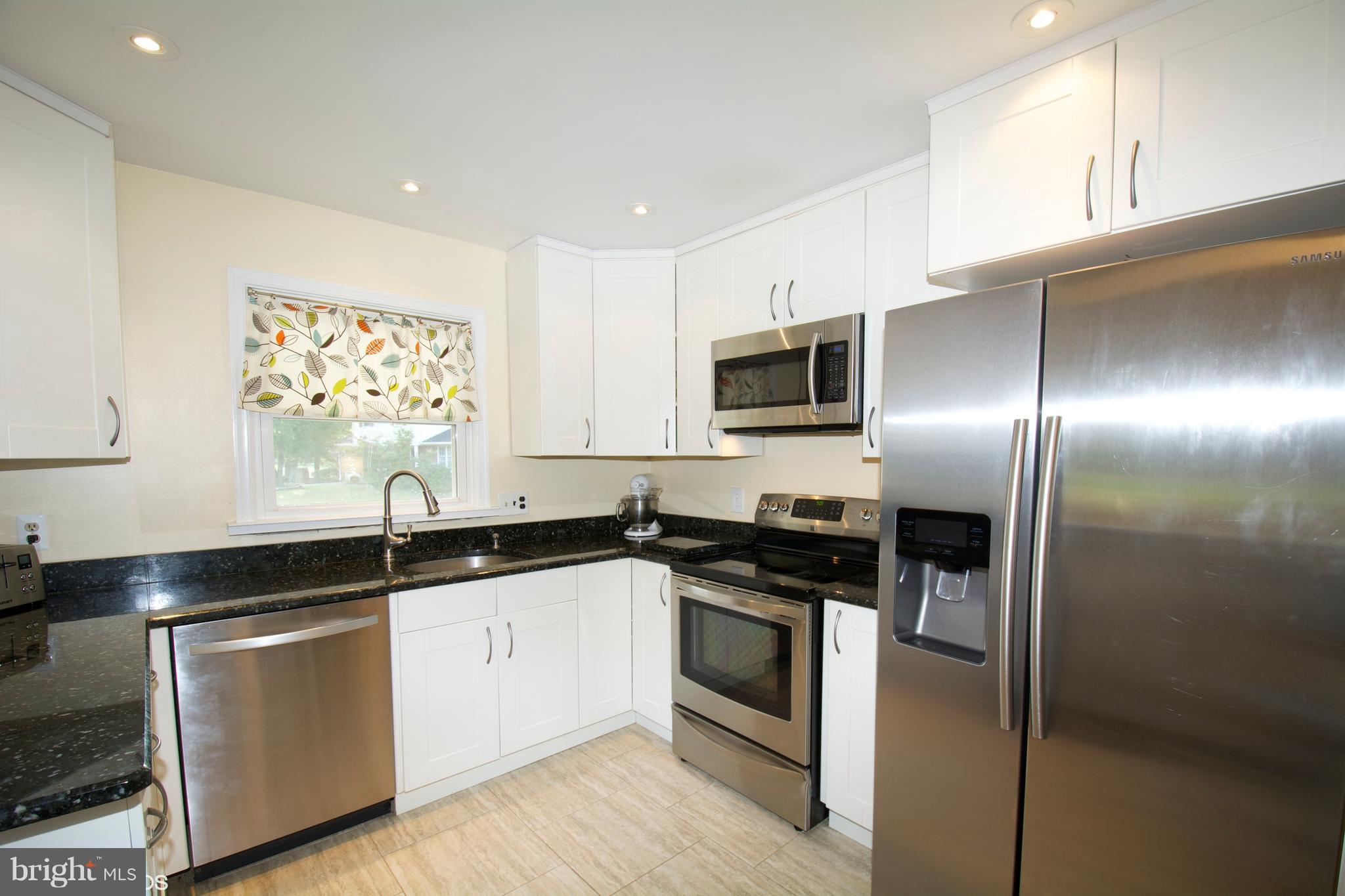 12910 Sturbridge Road Woodbridge, VA 22192 - Photo 8 of 26 Granite countertops and custom drawers