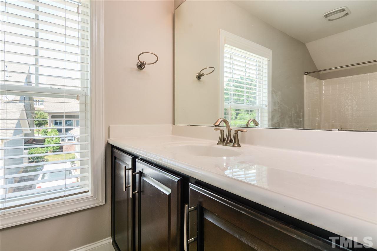 5646 Wade Park Boulevard Raleigh, NC 27607 - Photo 15 of 20 a bathroom with a sink and a bathtub