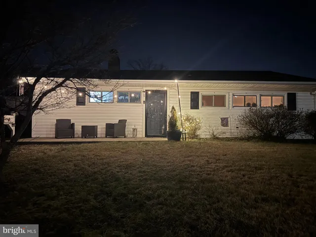 a front view of house with yard