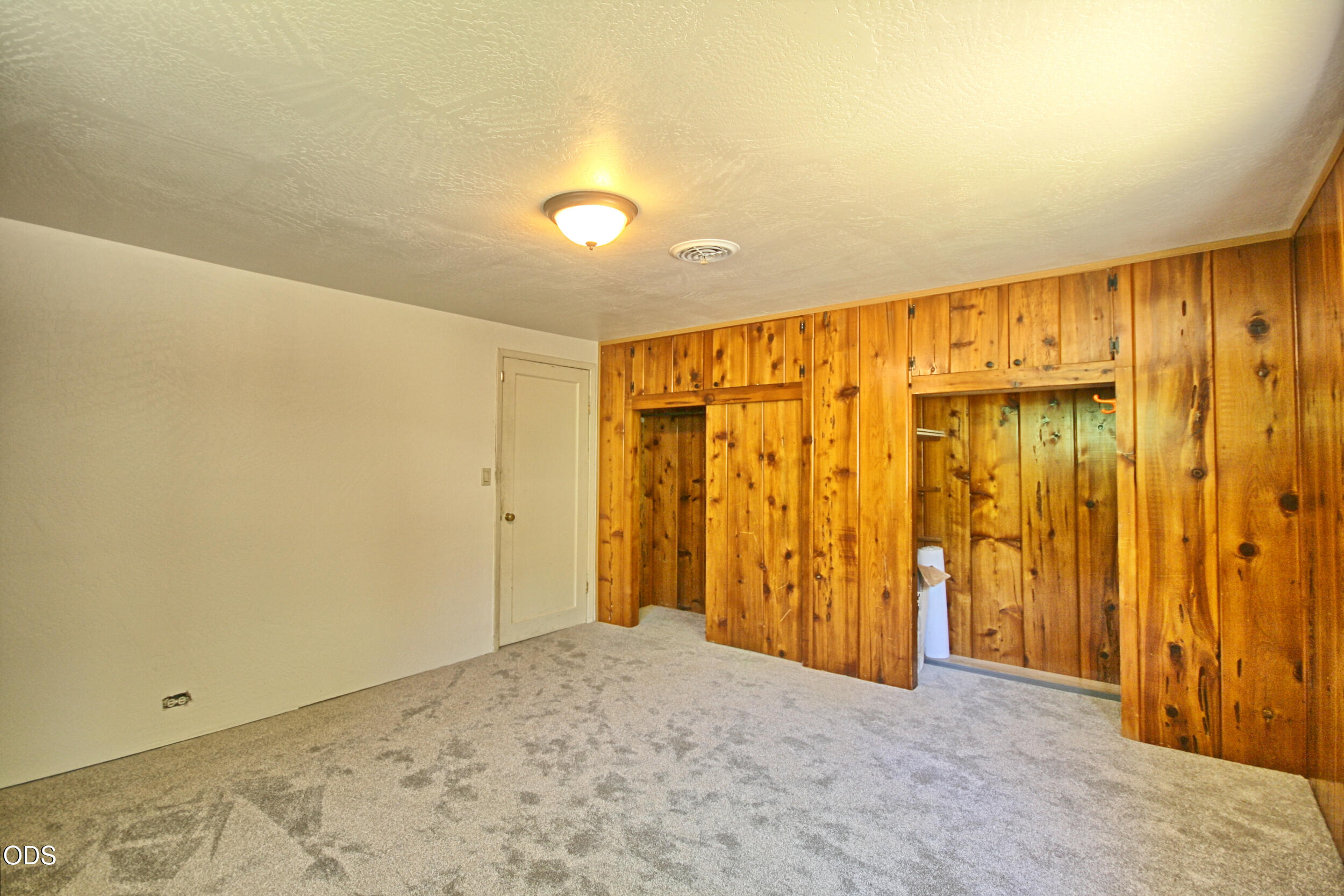2525 Kinney Creek Road Jacksonville, OR 97530 - Photo 18 of 38 wooden floor in an empty room with a window