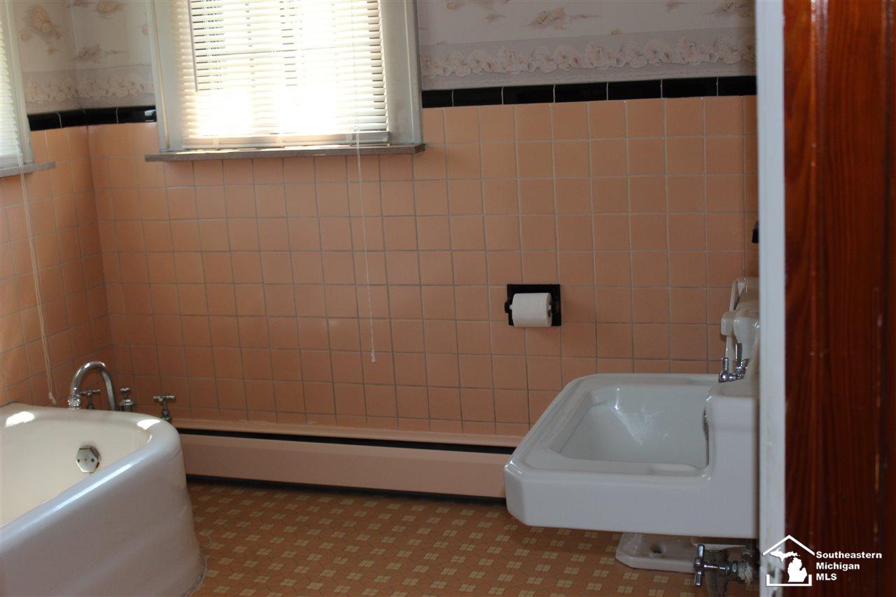 83 Abbott Street River Rouge, MI 48218 - Photo 9 of 19 31304838-8.JPG