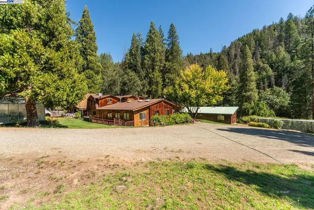 a view of a house with a backyard