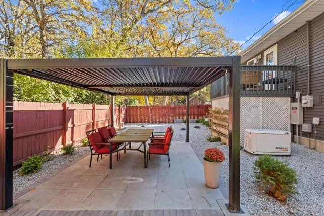 a view of a backyard