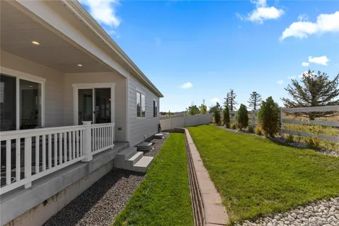 a view of a house with backyard