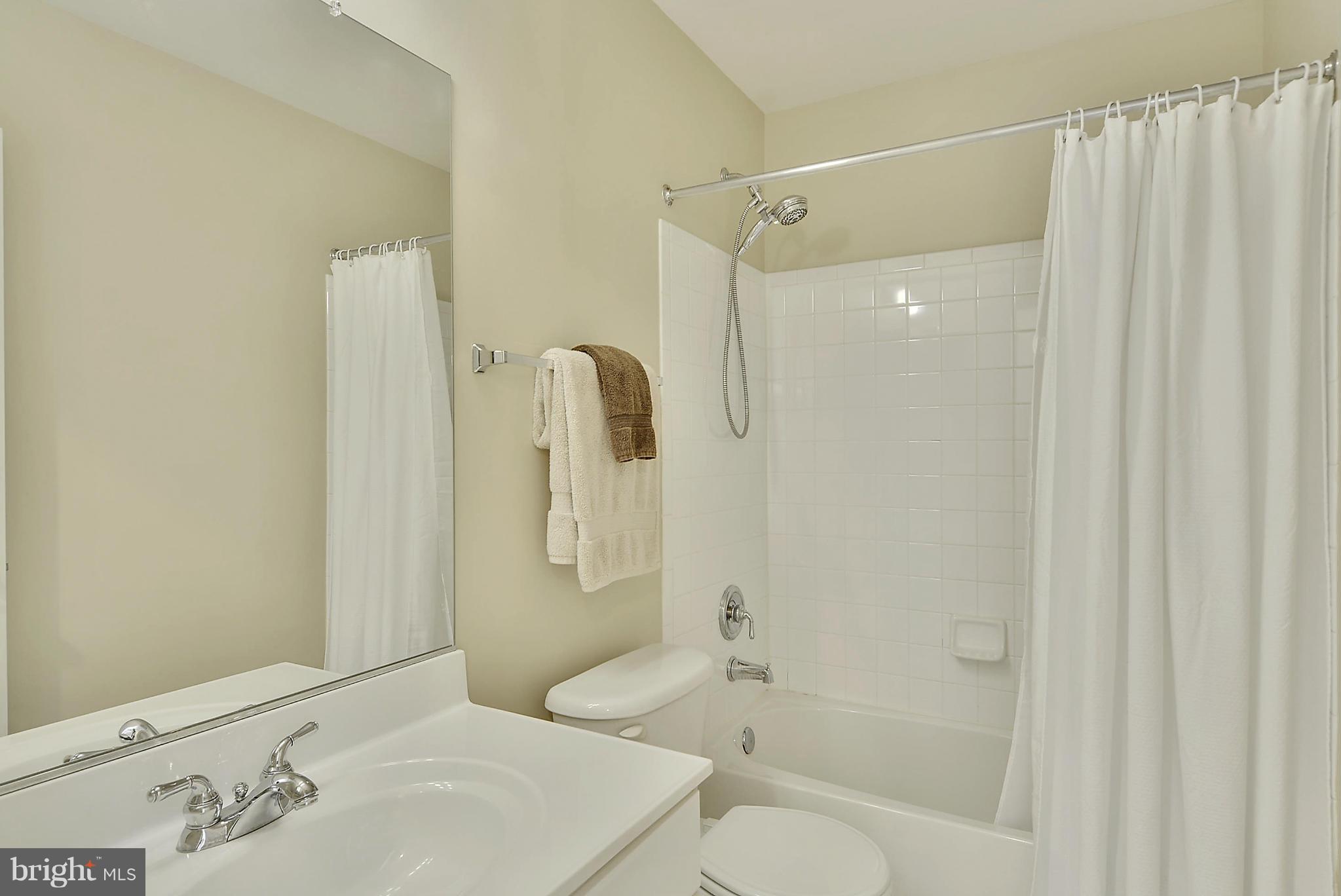 14311 Autumn Crest Road Boyds, MD 20841 - Photo 20 of 30 Lovely Hall Bath