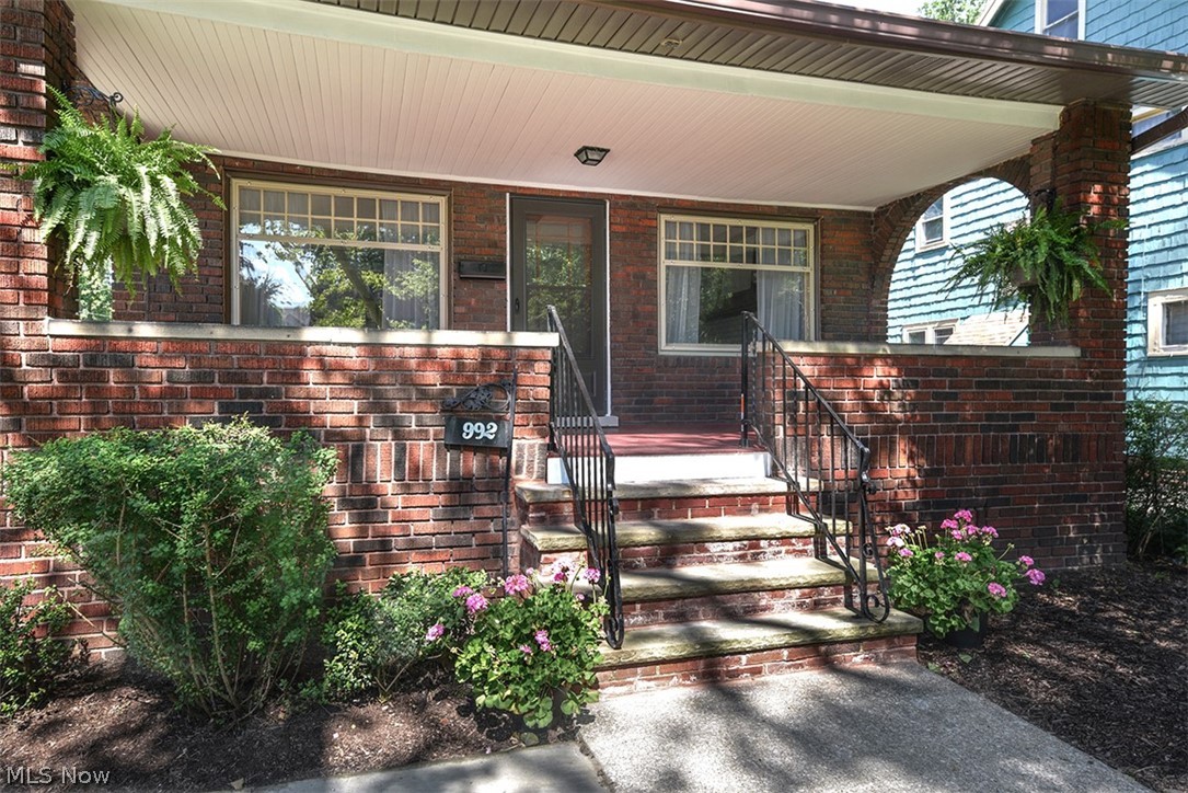 992 Montford Road Cleveland Heights, OH 44121 - Photo 2 of 29