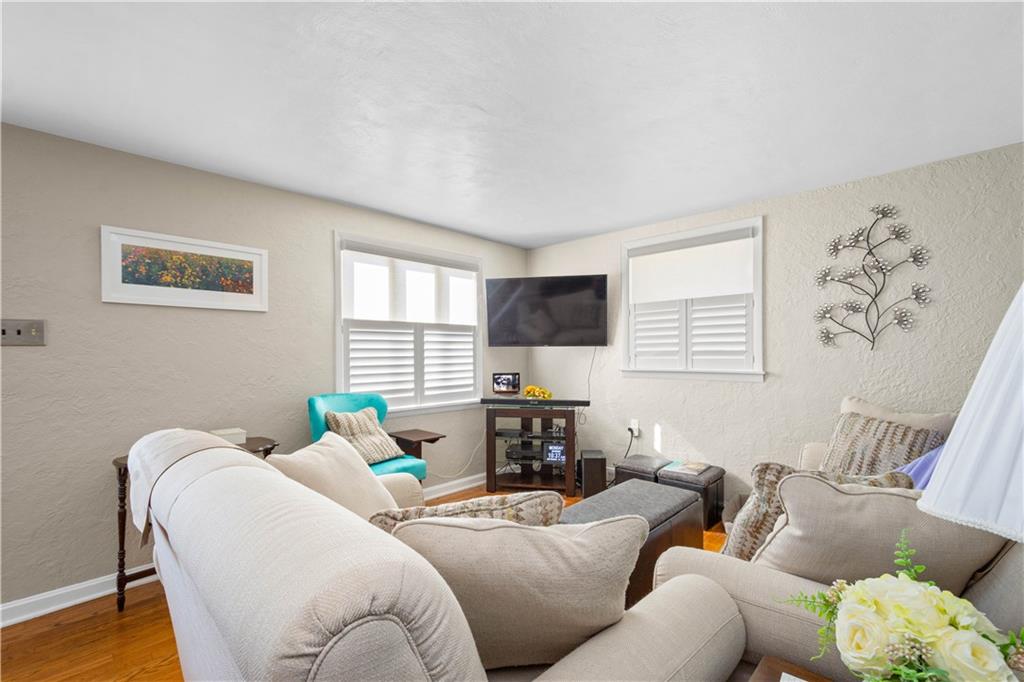514 Greenlee Road Pittsburgh, PA 15227 - Photo 3 of 25 Gallery Image 3