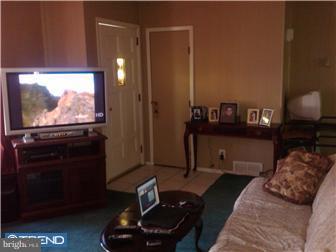 901 Clements Bridge Road Barrington, NJ 08007 - Photo 4 of 5 Living Room