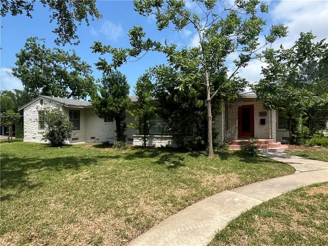 a view of a house with backyard and sitting area