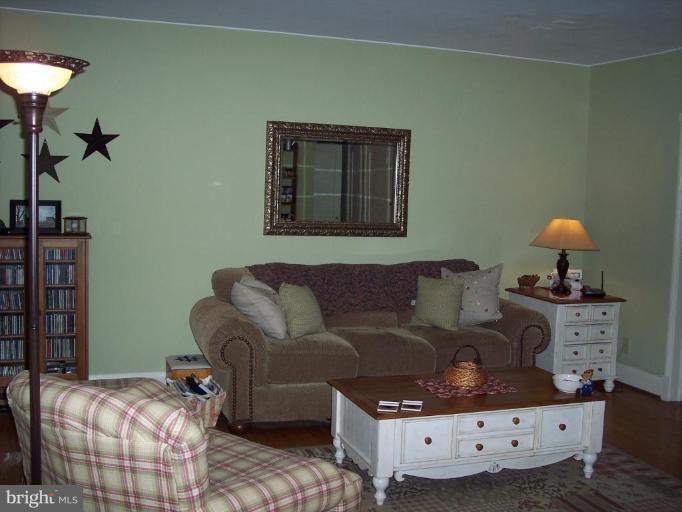 126 Malbrook Road Baltimore, MD 21229 - Photo 8 of 20 a living room with furniture and a lamp