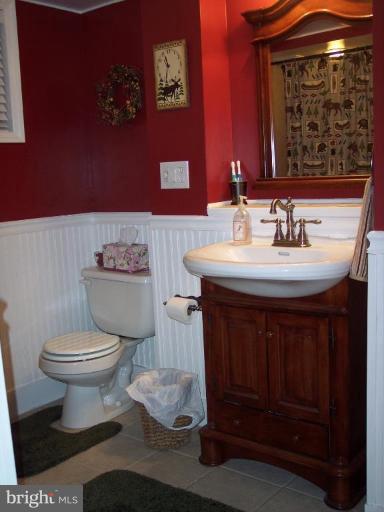 126 Malbrook Road Baltimore, MD 21229 - Photo 10 of 20 a bathroom with a toilet a sink and mirror