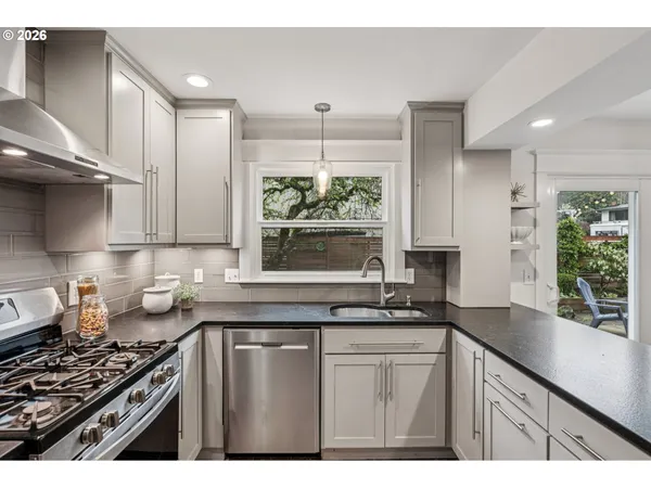 $775,000 | 7670 Southwest Danielle Avenue, Beaverton, OR 97008