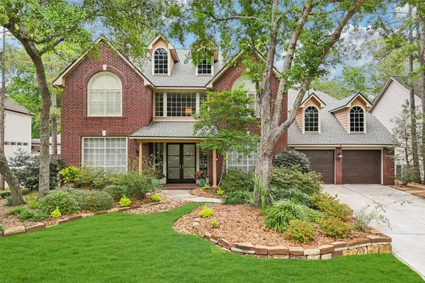$975,000 | 18 Woodmere Place, The Woodlands, TX 77381