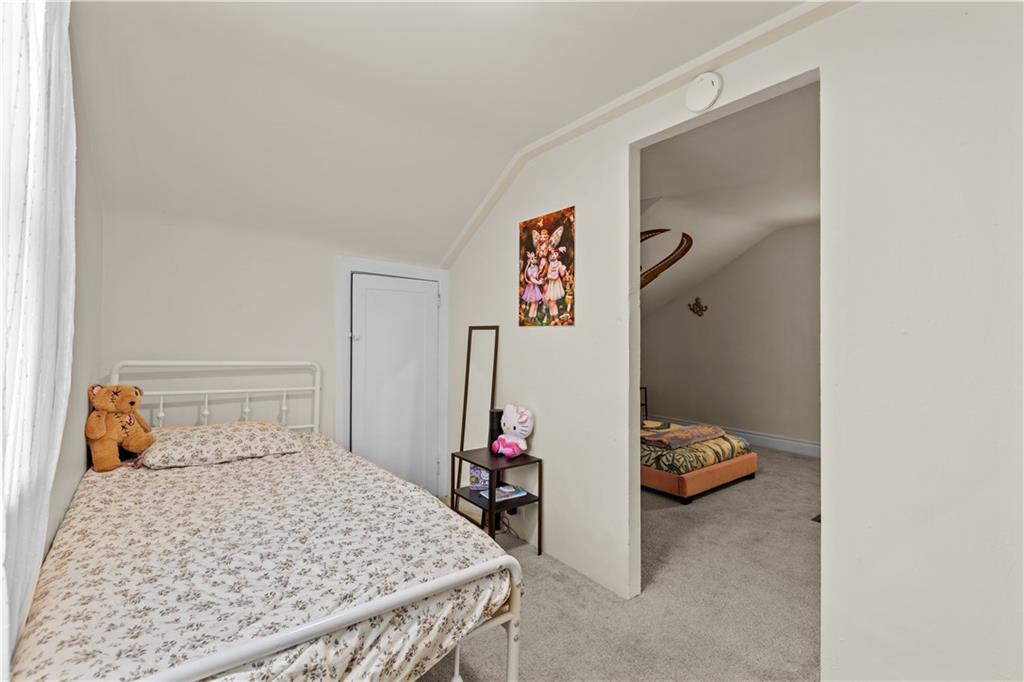 115 Frederick Street Mount Oliver, PA 15210 - Photo 20 of 35 a bedroom with a bed and a lamp